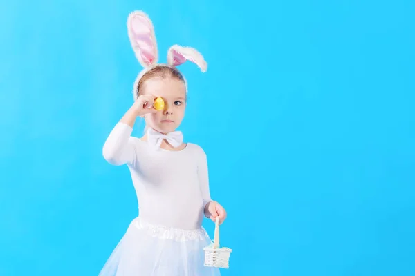 Kleines Mädchen Hasenkostüm Posiert Auf Hellblauem Hintergrund — Stockfoto