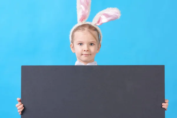 Kleines Mädchen Weißen Hasenkostüm Mit Leerem Laken Und Platz Für — Stockfoto