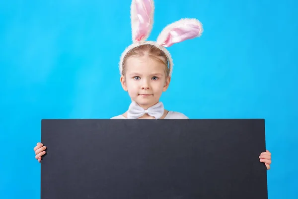 Kleines Mädchen Weißen Hasenkostüm Mit Leerem Laken Und Platz Für — Stockfoto