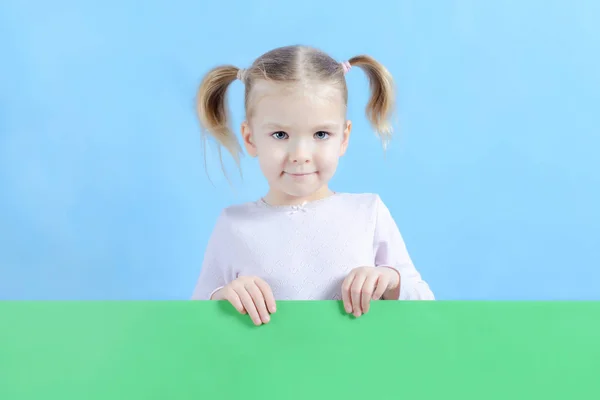 Mädchen Und Layout Mit Kopierraum Auf Grünem Hintergrund — Stockfoto