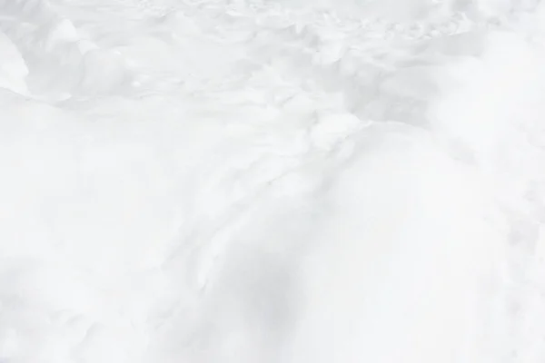 Foto de nieve recién caída. Pequeñas derivas después de una ventisca . —  Fotos de Stock