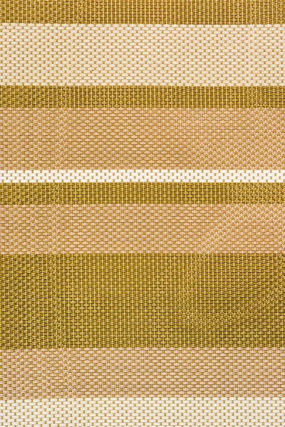 La consistenza di un grande tessuto primo piano tessitura. Sfondo astratto con strisce dorate e beige . — Foto Stock