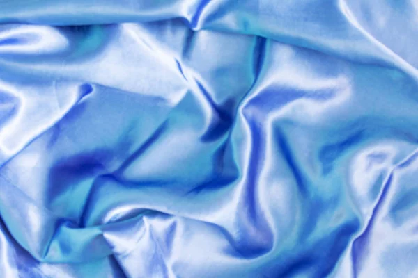 Gyűrött kék selyem. Üres hátteret az elrendezésekhez. Textúra a ráncok a sima szövet. — Stock Fotó