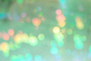 Güzel soyut arka plan. Yeşil üzerindeki bulanıklıkta çok renkli noktalar.