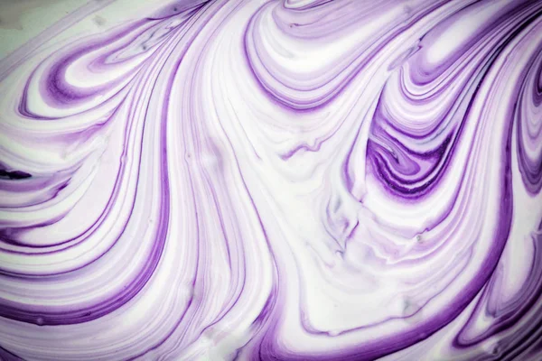 Pittura bianca e viola scuro mescolato creando un bel modello astratto. Sfondo bianco . — Foto Stock