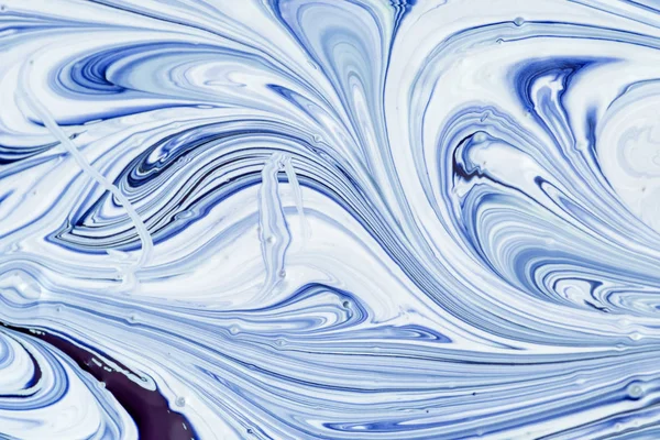 Fondo vacío para diseños. Mezcla de pintura blanca y azul creando un hermoso patrón . —  Fotos de Stock