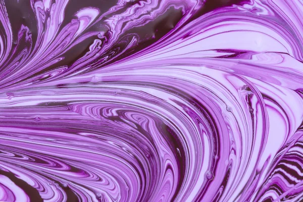 Bellissimo sfondo astratto. Il processo di miscelazione di vernice viola e bianca . — Foto Stock