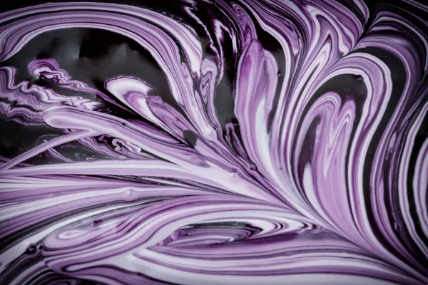 Abstracte achtergrond voor lay-outs. Roeren van wit en donker violet verf. Heldere foto. — Stockfoto