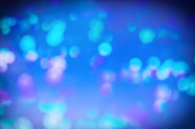 Bulanıklıkta soyut mavi arka plan. Turkuaz ve mor ışıklar ve defokus noktaları.