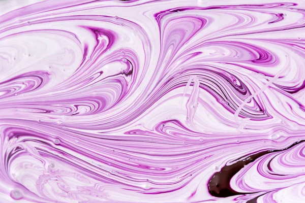 Vernice viola e bianca mescolato creando un bel modello astratto. Sfondo bianco . — Foto Stock