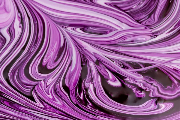 Abstracte achtergrond voor lay-outs. Roeren van paarse en witte verf close-up. — Stockfoto