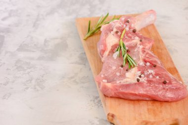 biberiye ile kesme tahtası üzerinde çiğ et parçası üst görünümü