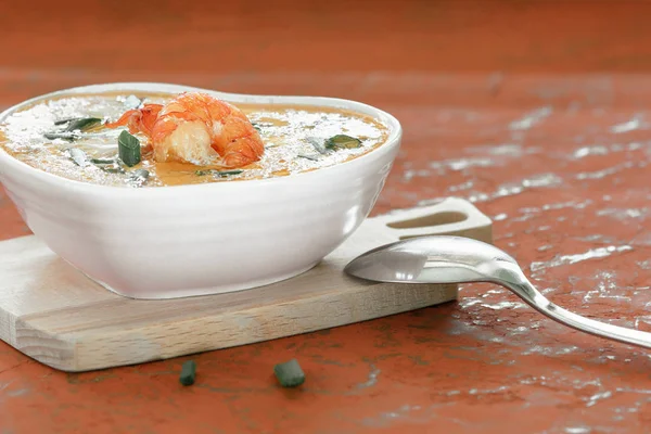 Zuppa di crema di primo piano con gamberetti e cipolla verde — Foto Stock