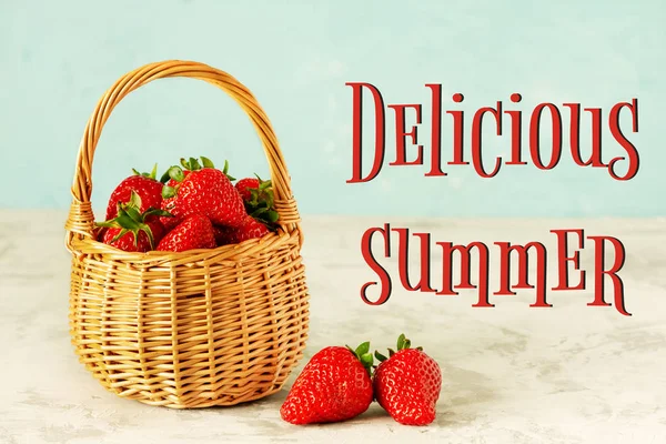 Wicker καλάθι Delicious καλοκαίρι κόκκινες φράουλες — Φωτογραφία Αρχείου