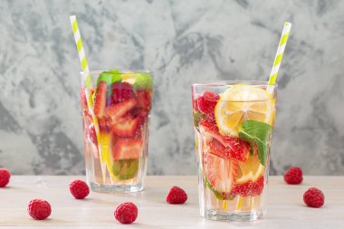 Çilek, nane ve limon ile limonata Bardak