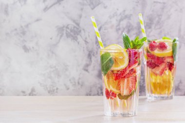 Çilek, nane ve limon ile limonata Bardak