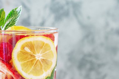 çilek, nane ve limon ile limonata cam yakın