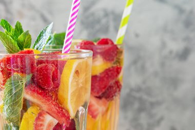 Çilek, nane ve limon ile limonata Bardak