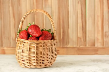 Taze olgun kırmızı çilek tam hasır sepet 