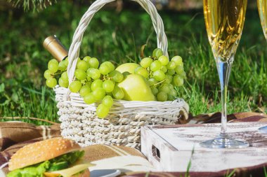 Kırmızı şarap jambon ve cheeseburger şişesi, şarap kadehi ahşap tepsi de servis 