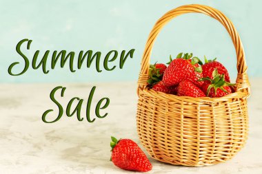 Taze olgun kırmızı çilek tam hasır sepet 