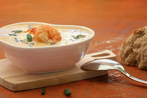 エビと玉ねぎの美味しいクリームスープをクローズアップ — ストック写真