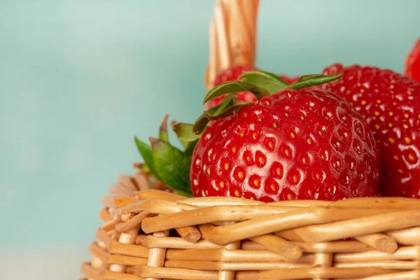 Voller Weidenkorb Mit Frischen Reifen Roten Erdbeeren — Stockfoto