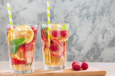 Çilek, nane ve limon ile limonata Bardak