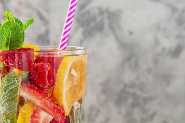 çilek, nane ve limon ile limonata cam yakın