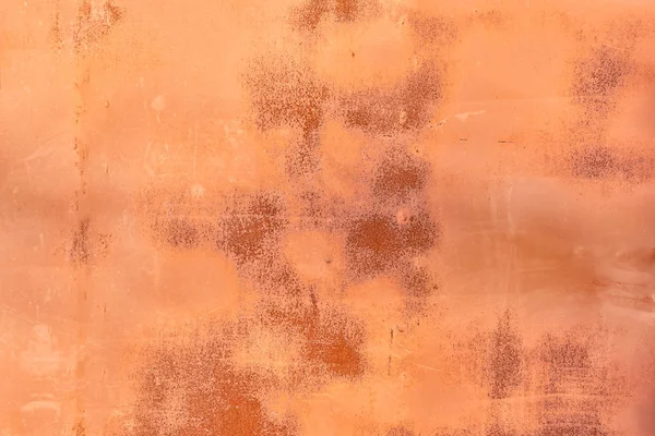 Fundo laranja abstrato para layout. Folha de metal velha com tinta rachada, arranhões e manchas de ferrugem . — Fotografia de Stock