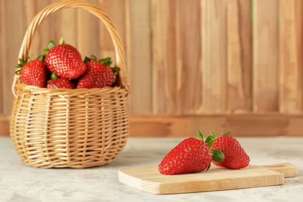 Panier Plein Osier Fraises Rouges Mûres Fraîches Espace Copie — Photo