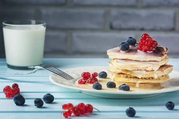 Блинчики с сгущённым молоком. Вкусный завтрак со свежими ягодами — стоковое фото
