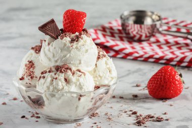 Çilek ile lezzetli dondurulmuş tatlı. Çikolata parçacıkları ile süslenmiş dondurma. Soğutma yaz çerez.