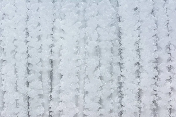 Superficie della neve con texture di ghiaccio primo piano. Sfondo astratto con strisce di neve. La base per il layout o il sito — Foto Stock