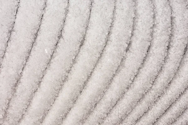 Fondo abstracto con textura de hielo. Superficie nevada con rayas onduladas. La base para el diseño o el sitio — Foto de Stock
