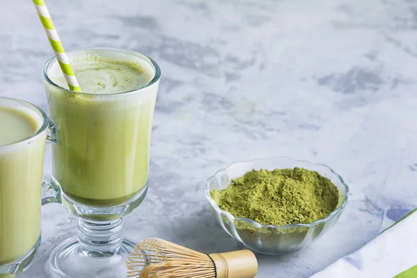 Dieta saludable con leche. Vaso con una bebida de té verde matcha de cerca. Espacio para texto . — Foto de Stock