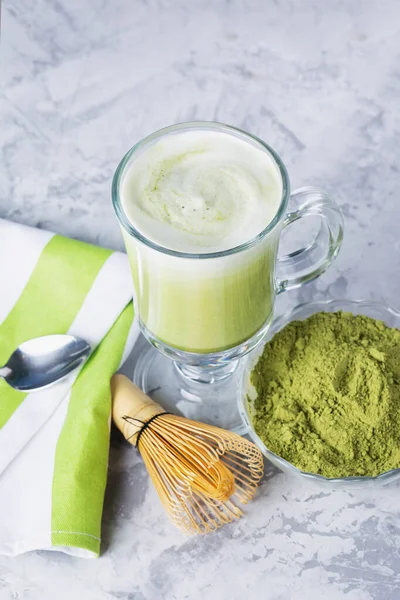Una bebida saludable café con leche té verde matcha. Herramientas de cocina, batidor. Foto arriba. Lugar para el texto — Foto de Stock