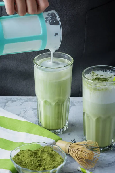 Matcha verde latte. La leche batida se añade al té verde. Bebida saludable — Foto de Stock