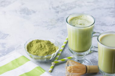 Sağlıklı bir sütlü yeşil çay. Yemek aletleri, kaşık, çırpma. Yakın plan fotoğraf. Metin için yer