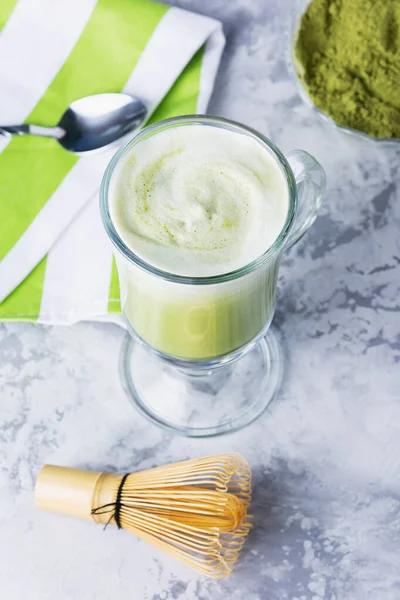 Foto arriba. Té verde matcha con leche, polvo y batidor para batir — Foto de Stock