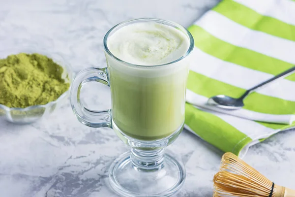 Un vaso de té verde con leche recién hecho. Receta inusual con té matcha y leche de soja. Una bebida vegetariana saludable — Foto de Stock