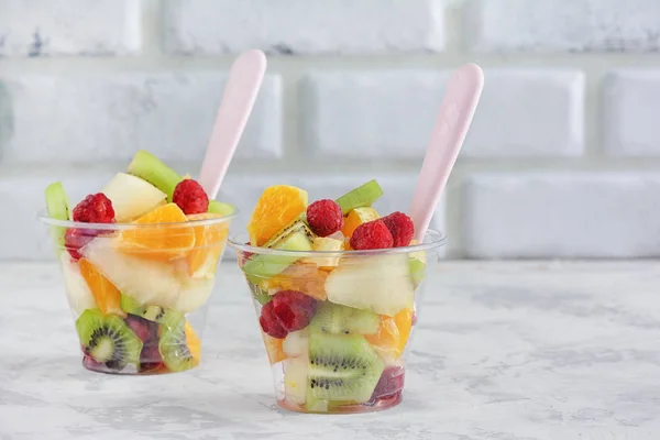 Paket Plastik Kupalarda Taze Meyve Salatası