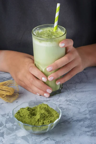 Latte hecho de té verde matcha y leche de soja de cerca. Fotografía recortada. Producto vegetariano — Foto de Stock