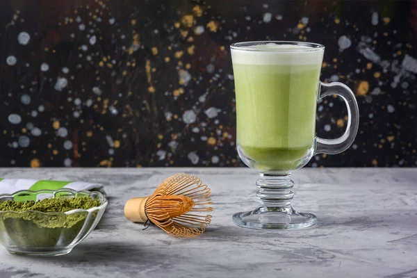 Friska drycker med ugglemjölk. Matcha grönt te latte. Vegetarisk produkt — Stockfoto