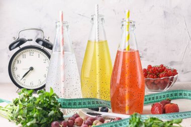 Kilo vermek için fesleğen tohumlu sağlıklı bir içecek. Üç şişe ferahlatıcı böğürtlen kompostosu. Güne sağlıklı bir başlangıç, süper yemek.