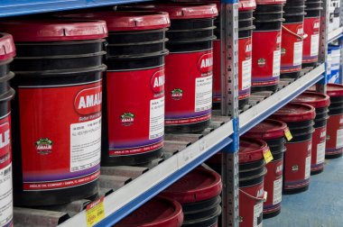 Omsk, Rusya - 22 Ağustos 2018: Vitrin mal, farklı üreticilerin motor yağı bidon ile