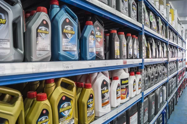 Omsk, Rusya - 22 Ağustos 2018: Vitrin mal, farklı üreticilerin motor yağı bidon ile