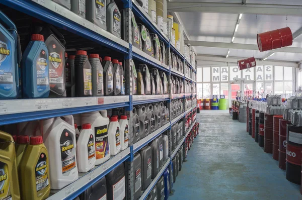 Omsk, Rusya - 22 Ağustos 2018: Vitrin mal, farklı üreticilerin motor yağı bidon ile