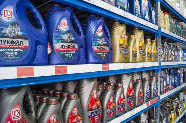 Omsk, Rusya - 22 Ağustos 2018: Vitrin mal, farklı üreticilerin motor yağı bidon ile