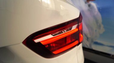 büyük kırmızı diyot Far bir modern araç dış arka plan